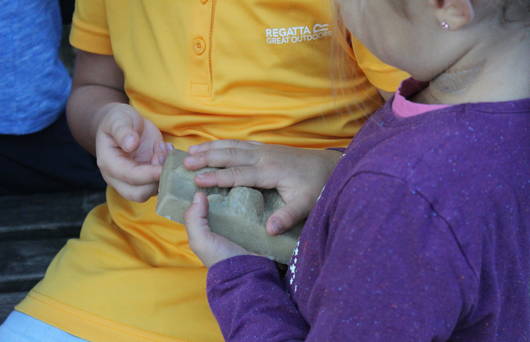 Grössenvergleich Wolfspfote_cr_Tabea Bischof